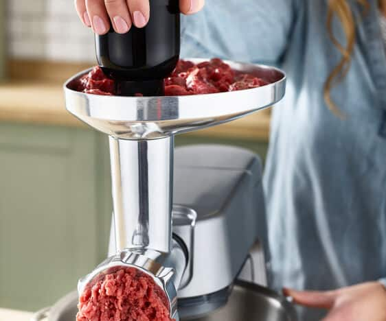 Meat grinder outlet with sausage attachment